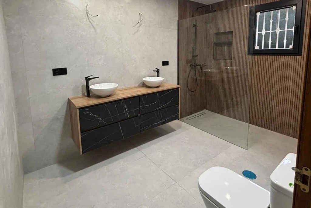 Baño reformado con doble lavabo y ducha de obra en Cartagena