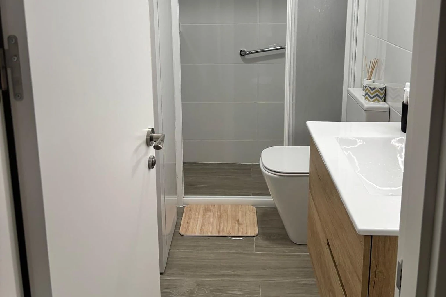 Baño con mueble de madera