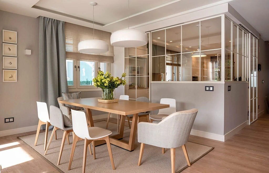 Comedor reformado con cerramiento de cristal