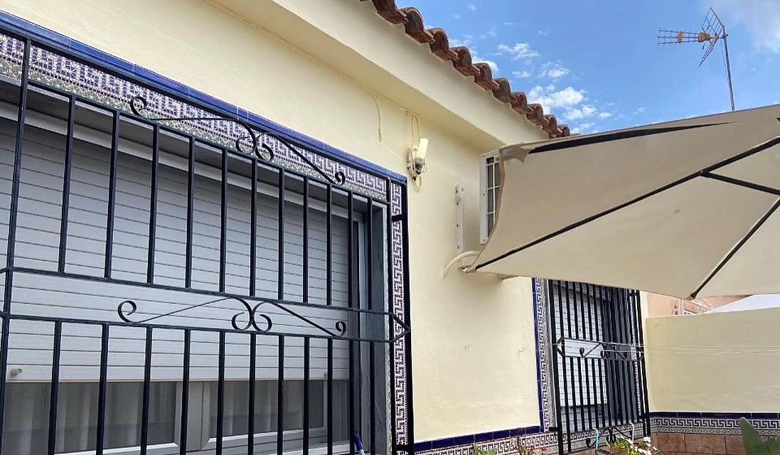 Exterior con rejería y toldo