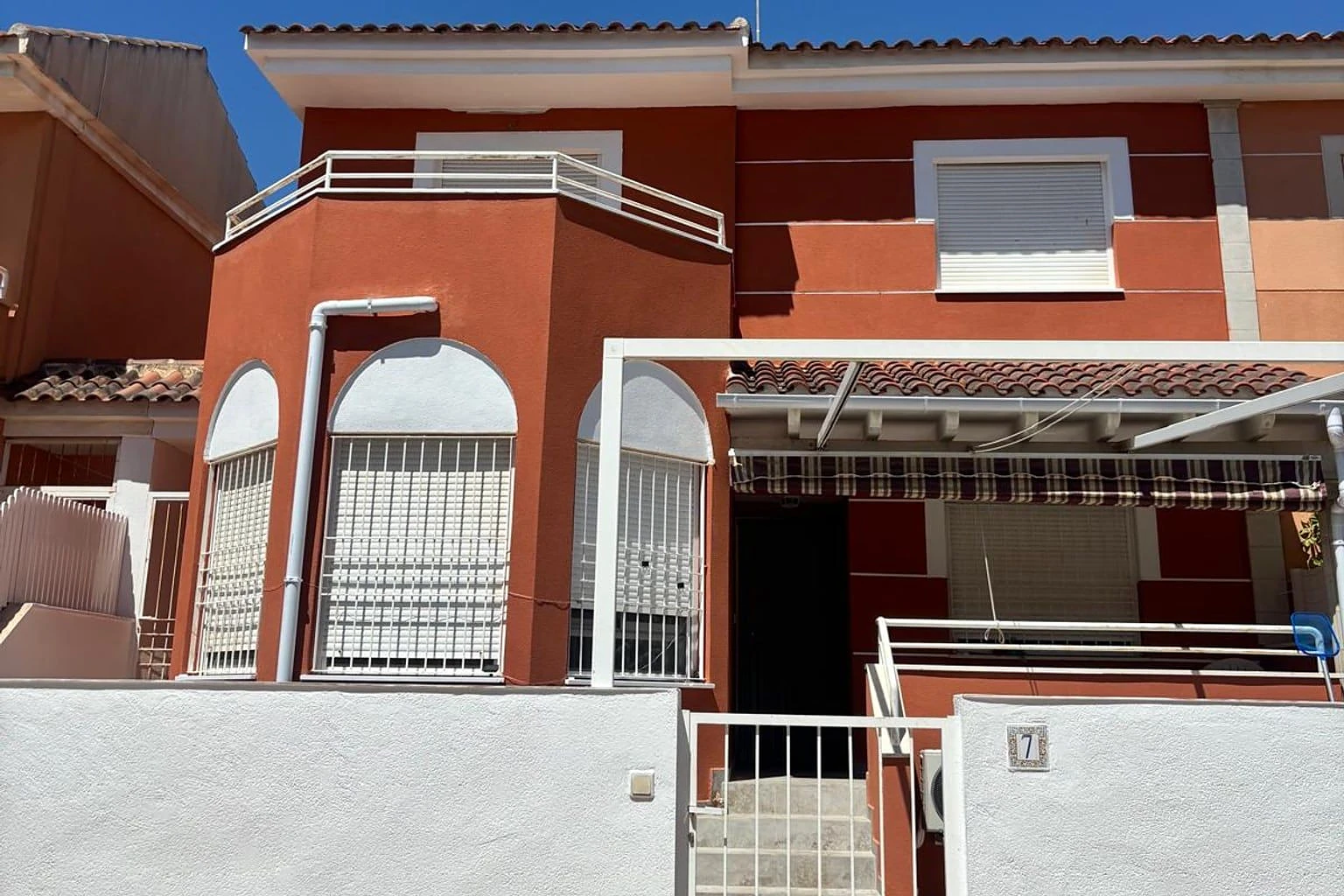 Fachada de vivienda rehabilitada y pintada